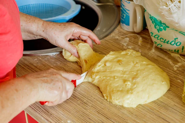 Nagyanyám rakja, és csökkenti a pite tészta — Stock Fotó