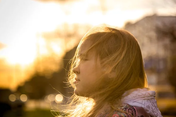 Menina olhando para a distância ao pôr do sol — Fotografia de Stock