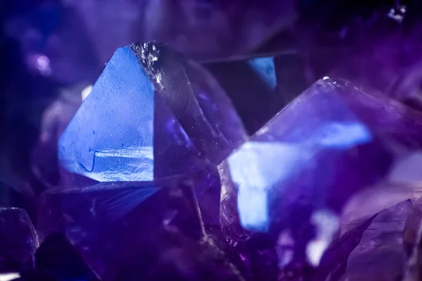 紫紫水晶表面的宏观镜头 图库图片