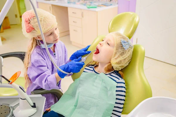 Dzieci Bawią Się Gabinecie Dentystycznym — Zdjęcie stockowe