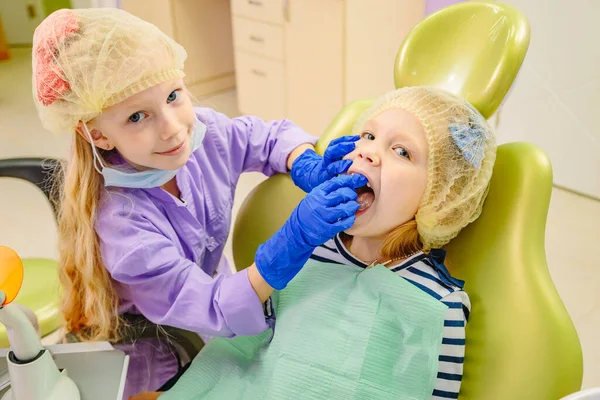 Dzieci Bawią Się Gabinecie Dentystycznym — Zdjęcie stockowe