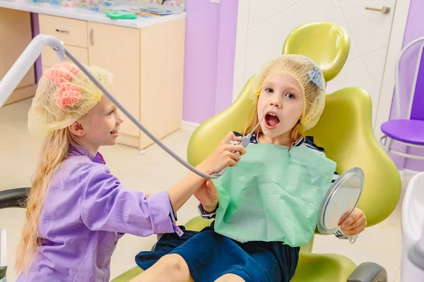 儿童在牙科诊所玩耍 免版税图库照片