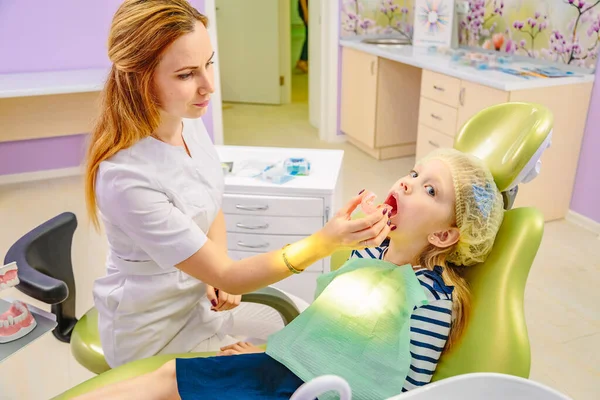 牙科医生教孩子们如何治疗牙齿 图库照片