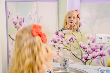 Kızlar dişlerini düzeltmek için bir cihaz kullanır