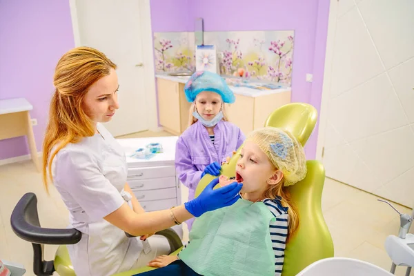 Dentysta Uczy Dzieci Jak Leczyć Zęby — Zdjęcie stockowe