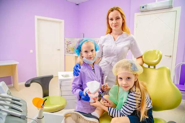 Dentysta Uczy Dzieci Jak Leczyć Zęby — Zdjęcie stockowe