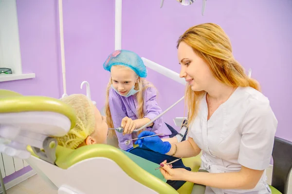 Zahnarzt Bringt Kindern Bei Wie Man Zähne Behandelt — Stockfoto