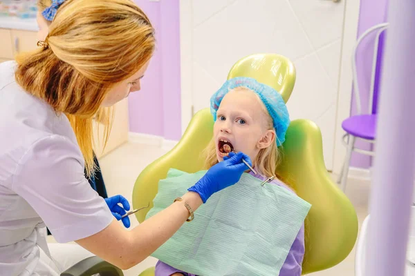 Dentysta Uczy Dzieci Jak Leczyć Zęby — Zdjęcie stockowe