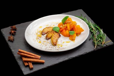 Tarçınlı fırında elma ve balkabağı.