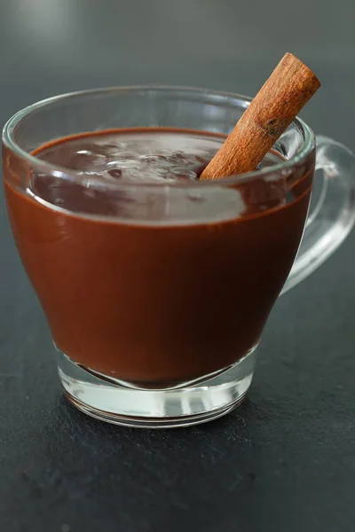 Chocolate Quente Com Canela Caneca Vidro — Fotografia de Stock