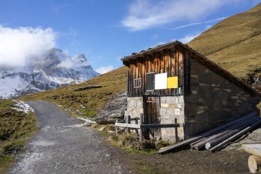 Bir dağ ahşap kulübe, İsviçre'de sonbahar