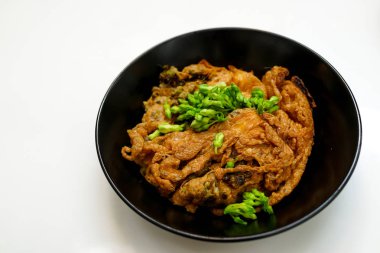 Whit ile siyah yemek yeşil çiçeği sarmaşık ile Tay omlet