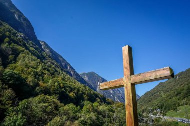 dağ ve orman içinde belgili tanımlık geçmiş açık mavi ile ahşap çapraz