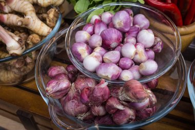 Tay kırmızı soğan madde Tom Yam Kung için hazırlamak