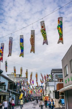 Japonya - 6 Nisan 2015: Balık sazan windsocks, sazan flamalar süslemeleri çocuğun Festivali manzarada. Rotterdam, Japonya