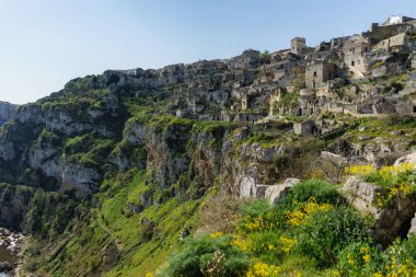 Eski hayalet kasaba Matera (Sassi di Matera) güzel gökyüzünde