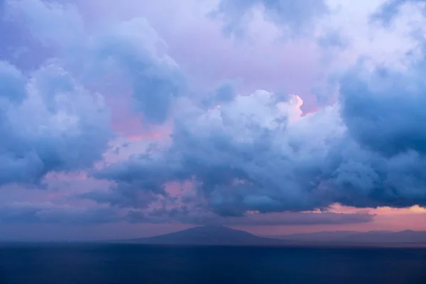 Volcán Vesuvio con hermoso amanecer rojo y cielo nublado — Foto de Stock