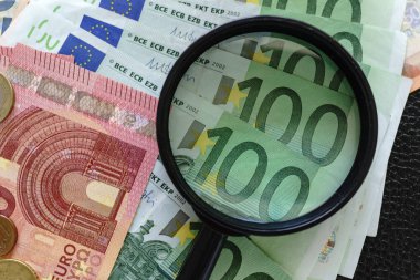 Büyüteç ile Eur Euro banknot yığını üzerinde kapalı