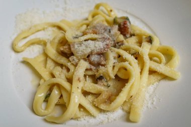 Makarna carbonara kapandı. Spagetti ile domuz eti yanak ve parm