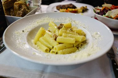 Geleneksel makarna çeşitleri ile domuz eti yanak, Bolognese sosu, Parm