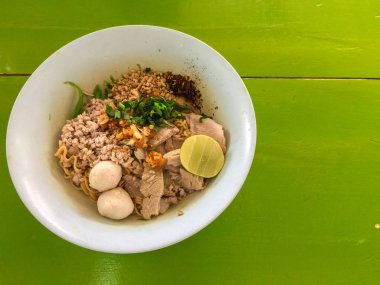 Üstten Görünüm Tay şehriye sıcak ve baharatlı Tom Yam limon ve por