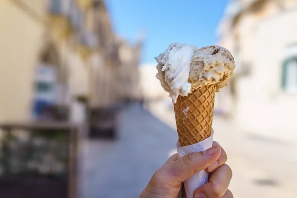 Gros plan foyer de la main féminine tenant délicieux gelato crème glacée — Photo