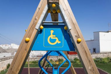 ahşap salıncak kutup Engelli işareti ve erkek playgroun içinde