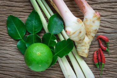Tom yam madde limon, limon, havlıcan ve ahşap üzerine biber