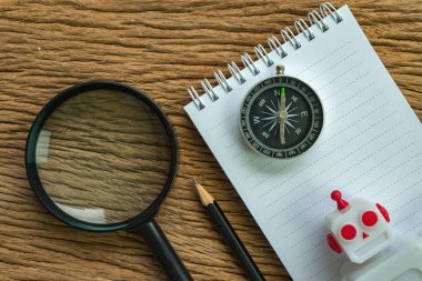 SEO arama motoru optimizasyonu Web sitesi analiz kavramı ile kalem