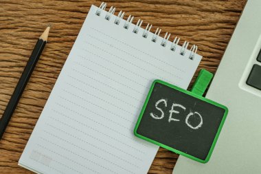 SEO arama motoru optimizasyonu Web sitesi analiz kavramı ile kalem