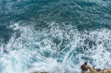 Tehlike masmavi okyanus spr ile rock kıyısında çökmesini dalga ile