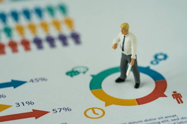 minyatür insanlar iş kavramı olarak ayakta işadamı ve halkla ilişkiler