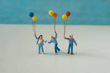 Bac minyatür insanlarla aile holding balon mavi renk