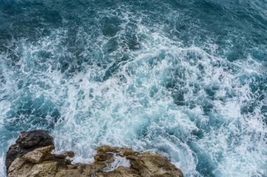 Tehlike, sprey ve köpük ile rock kıyısında çökmesini dalga okyanus deniz