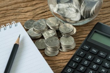 kalem ve not defteri, cal ile sikke yığını üzerinde seçici odak