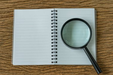 Arama Motoru Optimizasyonu kavramı wh üzerinde büyüteçle