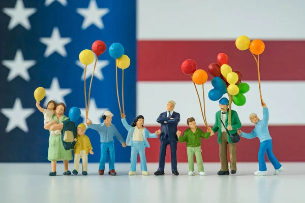 Miniatyr människor, glad amerikansk familj anläggning ballong med Uni — Stockfoto