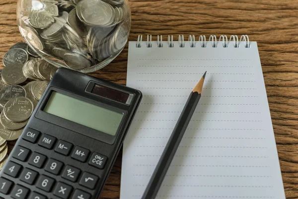 Enfoque selectivo en lápiz y cuaderno con pila de monedas y — Foto de Stock