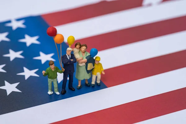 Independence day firande med miniatyr glad amerikansk famil — Stockfoto