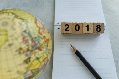 2018 dünya seyahat hedef kavramı ile ahşap bloklar sayı ve kalem