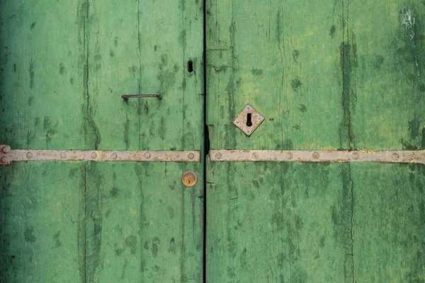 Closed up of aged vintage green door with keyhole as background — Stock Photo, Image