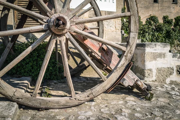 Rueda de buey de madera vintage con sol en verano, Matera Italia — Foto de Stock