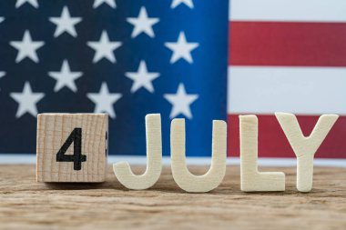 ahşap blok ve alfabe ile Bağımsızlık günü kutluyor 