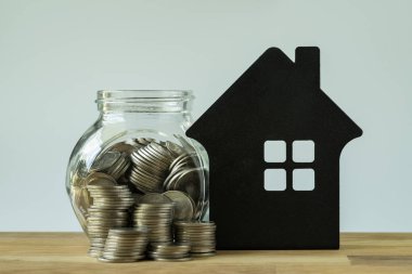 sikke ve paralar ile kağıt ev ahşap cam tencerede yığını