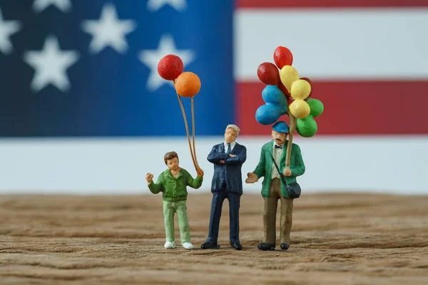 Miniatyr människor, glad amerikansk familj håller ballongen stående — Stockfoto