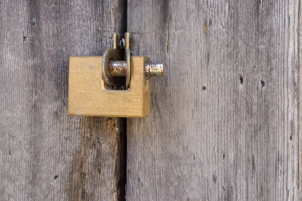 Penuaan grunge emas pad kunci pada vintage kuno pintu kayu — Stok Foto