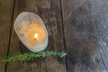 Dostum yaşlı ahşap kahvaltı masasında Vintage mum dekorasyon