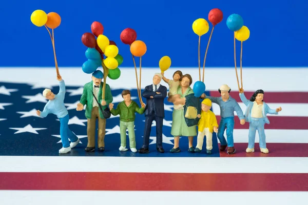 Miniatyr människor, glad amerikansk familj håller ballonger med FN — Stockfoto