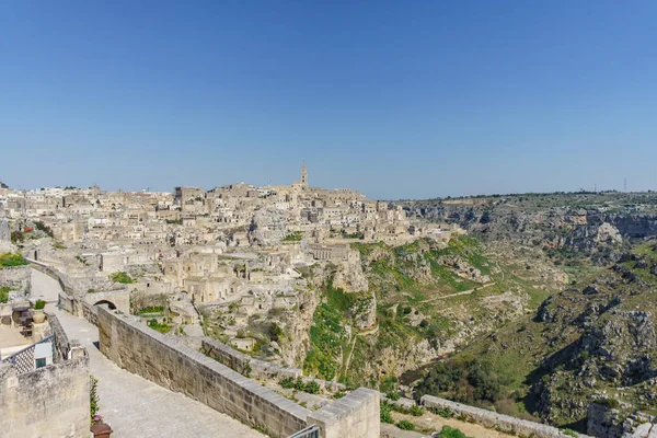 Hermosa vista del horizonte de la antigua ciudad fantasma de Matera (Sassi di —  Fotos de Stock