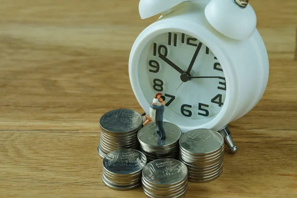 Enfoque selectivo en despertador blanco con pila de monedas y min — Foto de Stock